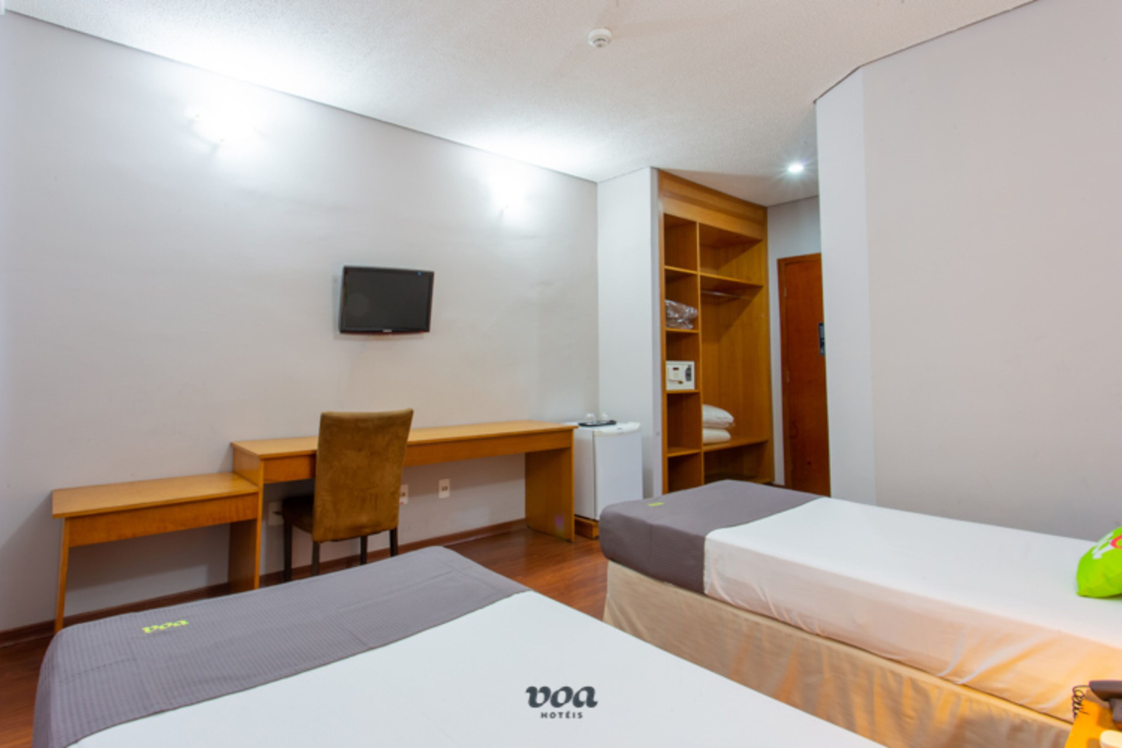 deluxe twin room | minibar, desk, bed sheets