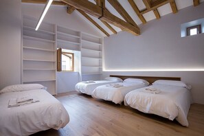 10 Schlafzimmer, Schreibtisch, Bügeleisen/Bügelbrett, Reisekinderbett