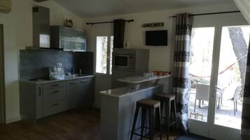 Réfrigérateur, micro-ondes, four, plaque de cuisson