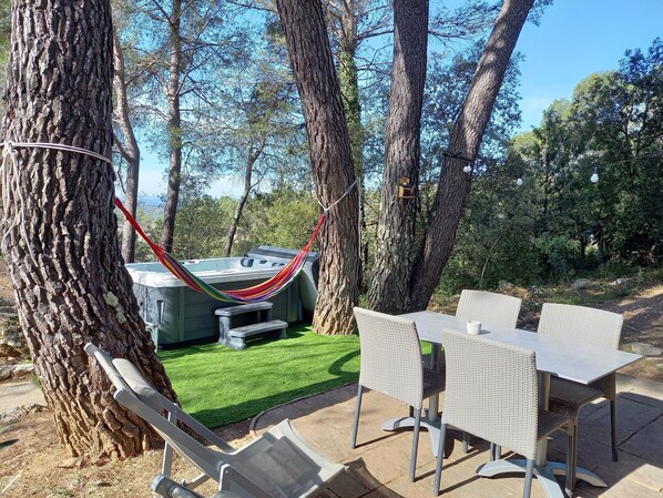 Outdoor dining - Gîte with private Jacuzzi in the heart of Provence Côte d'Azur (SAINT-ANTONIN-DU-VAR)