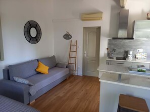 TV - Gîte with private Jacuzzi in the heart of Provence Côte d'Azur (SAINT-ANTONIN-DU-VAR)