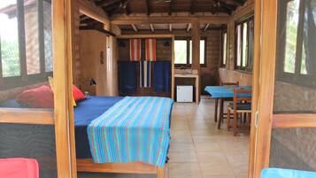 1 habitación, tabla de planchar con plancha, wifi gratis y ropa de cama