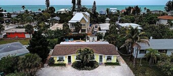 Angel Fish Cottage, Sweet 2 BR 1 B, Private Pool, Steps to Gulf and Bay