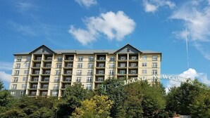 Ett hotell med flera våningar, med en tydlig skylt som visar texten ”The Mountain Lakes”.