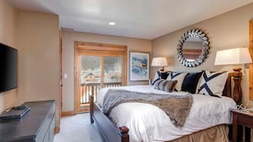 3 bedrooms, premium bedding, iron/ironing board, WiFi (free)