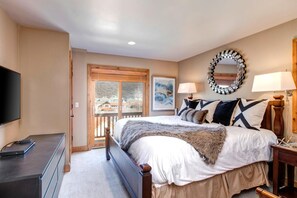 3 bedrooms, premium bedding, iron/ironing board, travel crib