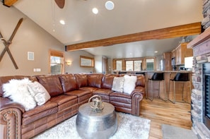 Flat-screen TV, fireplace, stereo