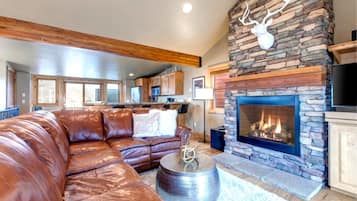 Flat-screen TV, fireplace, stereo