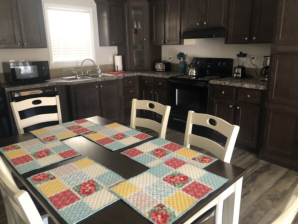 Kylskåp, mikrovågsugn, ugn och spishäll