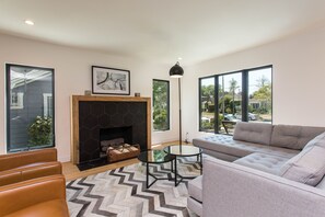 Smart TV, chimenea, oficina