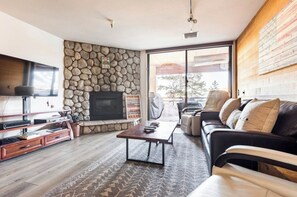 Smart TV y chimenea 