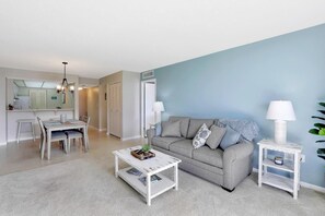 Condo, 1 cama King size y sofá cama (South Seas East A-201) | Sala de estar