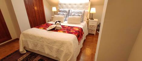 2 chambres, fer et planche à repasser, Wi-Fi, draps fournis