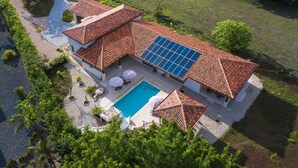 A house with a swimming pool, solar panels, and a garden. - Casa Bonita Beach (Tamarindo)