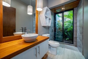 House, Multiple Beds (Casa de Los Monos) | Bathroom