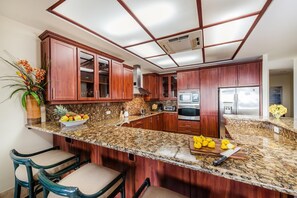 Appart'hôtel, plusieurs lits (Crystal Sands 504) | Cuisine privée | Cafetière/bouilloire