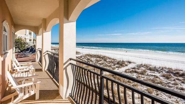 Un balcon avec vue sur la plage et l’océan.