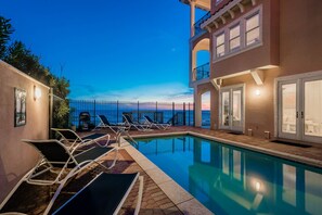 Piscina all'aperto, una piscina riscaldata