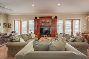 Smart TV, lettore DVD, libri, impianto stereo