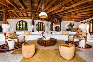 Casa, várias camas (Flamingo Blu) | Sala de estar
