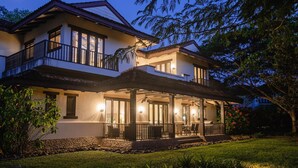 A two-story house with a balcony and a covered patio area. - Villa Lucia (Tamarindo)