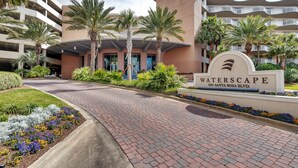 Ein Hotel Eingang mit einem Schild, auf dem steht: WATERSCAPE 1110 SANTA ROSA BLVD.