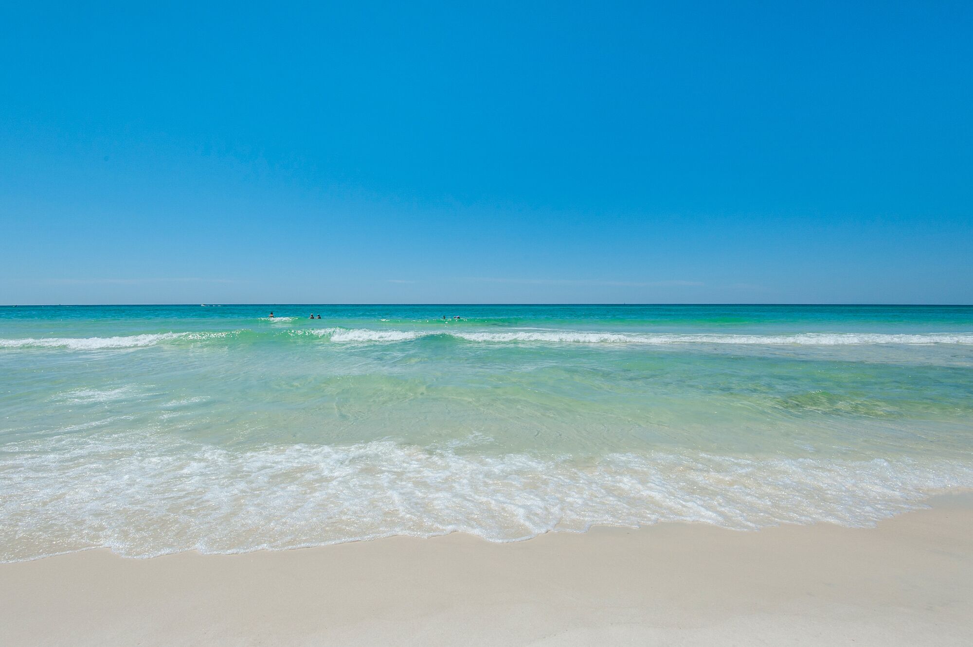 På stranden og solsenger