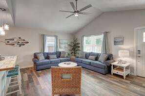 Smart TV - Mermaids Landing- Coastal cottage, mermaid charm, 5 blks to Fulton Beach. (Rockport)