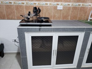 Refrigerador, microondas, cafetera y tetera y tostadora 