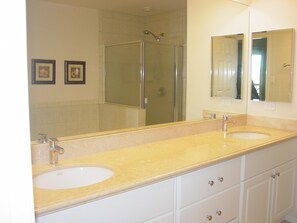 Villa, varias camas (Colony Villas at Waikoloa Beach Resor) | Baño