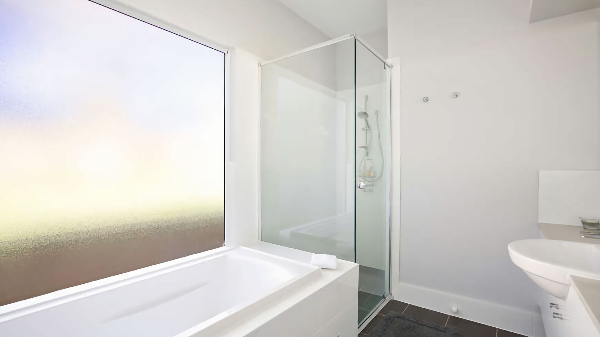 Bathtub, free toiletries, hair dryer