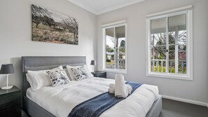 4 Schlafzimmer, Schreibtisch, Bügeleisen/Bügelbrett, kostenloses WLAN