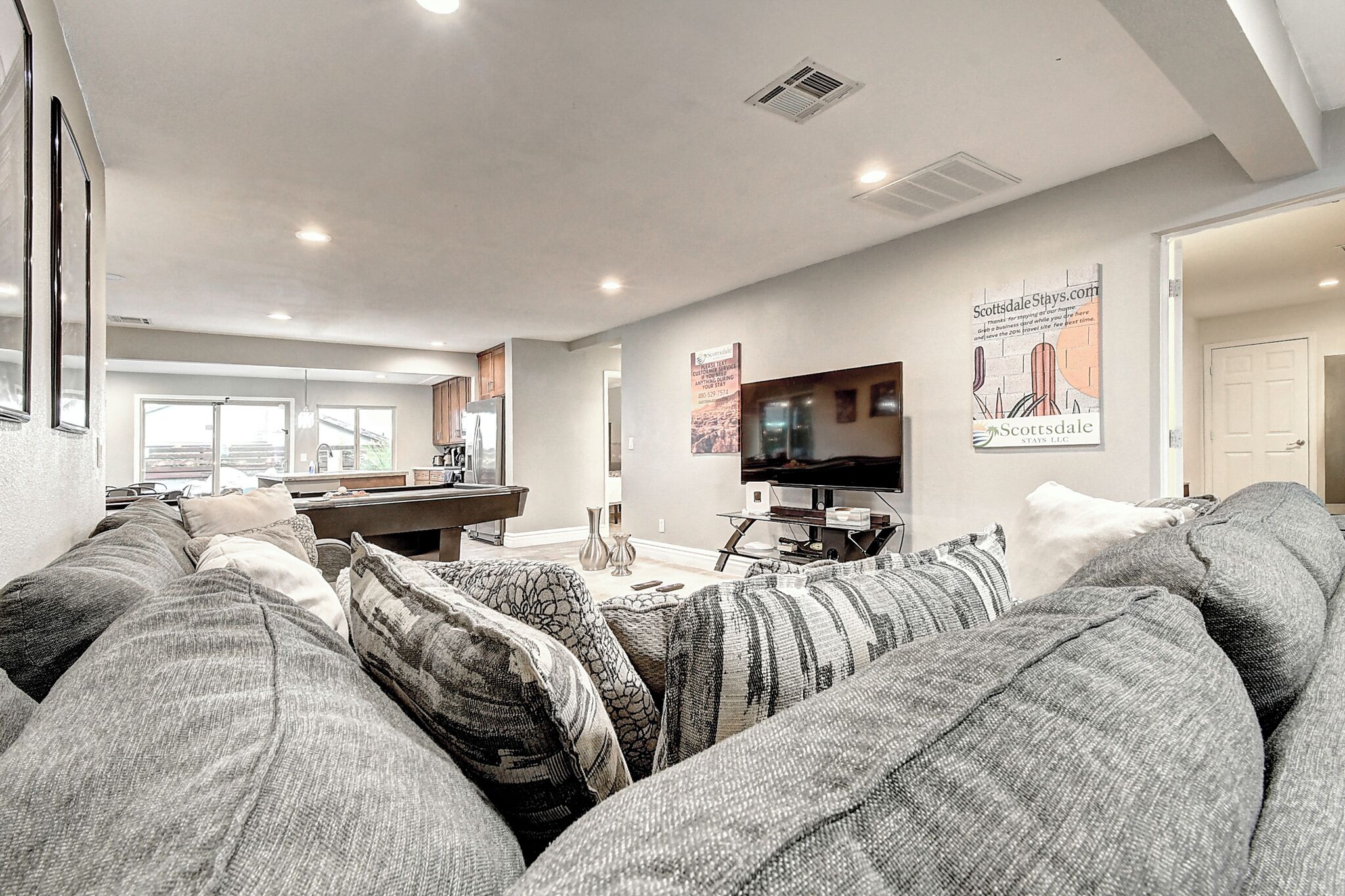 TV connectée, cheminée, table de tennis de table, chaîne hi-fi