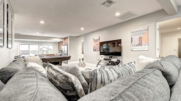 TV connectée, cheminée, table de tennis de table, chaßne hi-fi