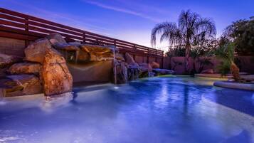 Una piscina al aire libre, una piscina climatizada