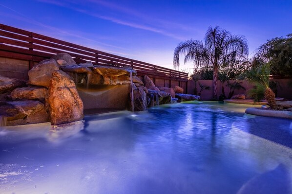 Una piscina al aire libre, una piscina climatizada