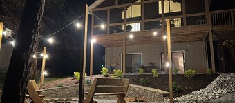 LAKEFRONT HARTWELL! Good dogs welcome! Covered dock, fire pit, kayaks!