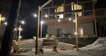 LAKEFRONT HARTWELL! Good dogs welcome! Covered dock, fire pit, kayaks!