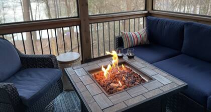 LAKEFRONT HARTWELL! Good dogs welcome! Covered dock, fire pit, kayaks!