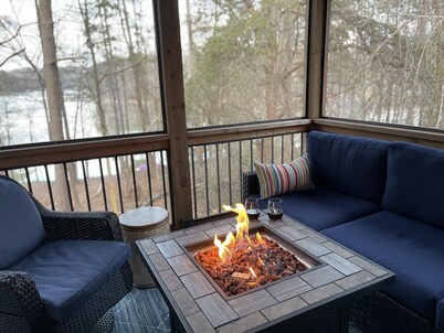 LAKEFRONT HARTWELL! Good dogs welcome! Covered dock, fire pit, kayaks!