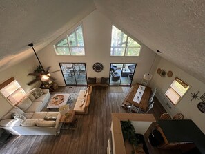 Smart TV, video games, table tennis - LAKEFRONT HARTWELL! Good dogs welcome! Covered dock, fire pit, kayaks! (Westminster)