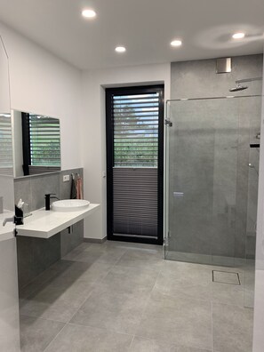 Shower, hair dryer, soap - Ferienhaus Vogt, Wohnung Erdgeschoss Barrierefrei mit Großer Terrasse (Burgwald)
