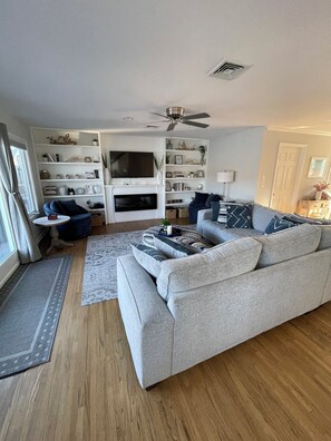 Fernseher, Kamin, DVD-Player
