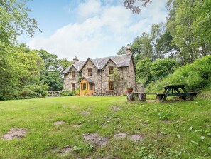Outdoor dining - A beautiful former estate cottage, awash with character, nestling within its own ancient woodland. (Aberfeldy)