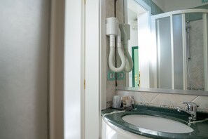 Ducha, cabezal de ducha tipo lluvia, bidet, toallas