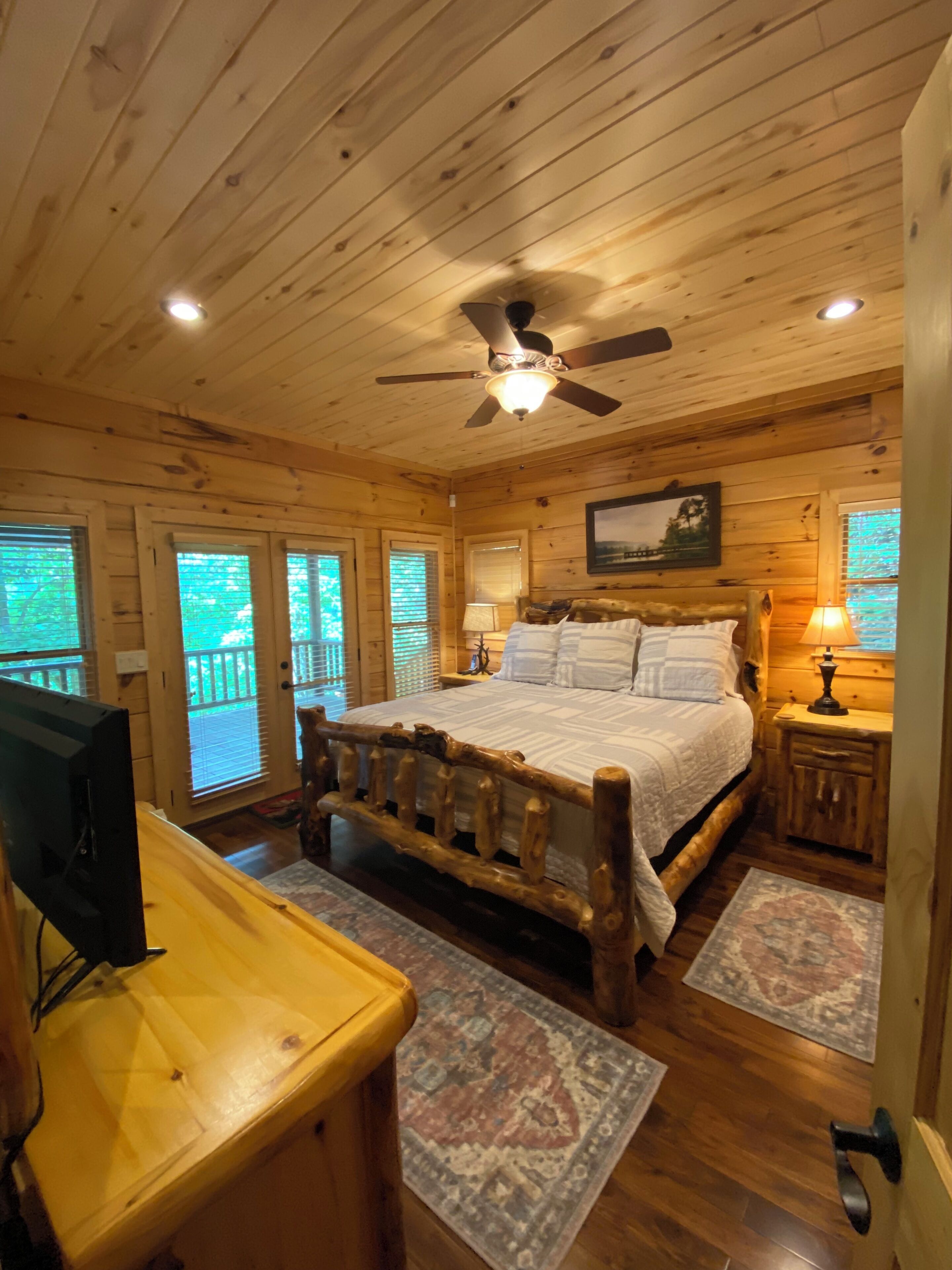 5 chambres, bureau, fer et planche à repasser, lit parapluie