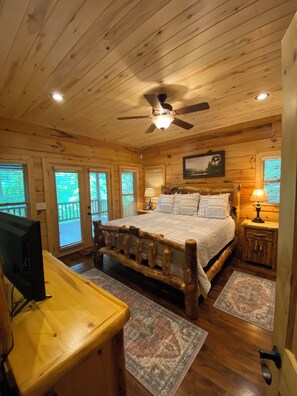 5 chambres, bureau, fer et planche à repasser, lit parapluie