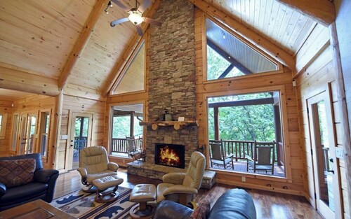 Mountain Lakefront Log Cabin on Lake Nottely in Blairsville and near Blue Ridge