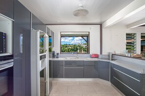 Frigorífico, microondas, horno y placa de cocina