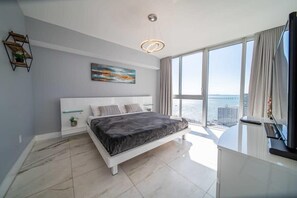 2 bedrooms, desk, iron/ironing board, WiFi